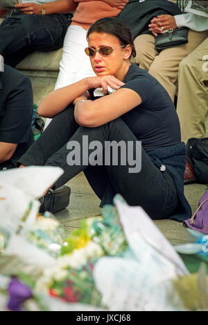 La principessa Diana è la morte ha inviato il mondo in larga diffusione dolore. Persone in lutto grieve fuori Buckingham Palace il giorno del suo funerale. Foto Stock