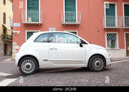 Fiat 500 auto parcheggiate nel centro di Bardolino, Italia Foto Stock