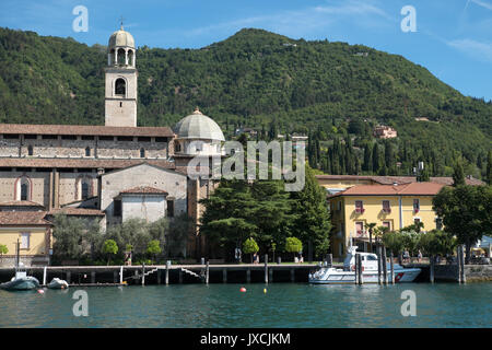 Salo, Lago di Garda, Italia la Cattedrale di Santa Maria Annunziata sorge sul lungomare lake shore Foto Stock