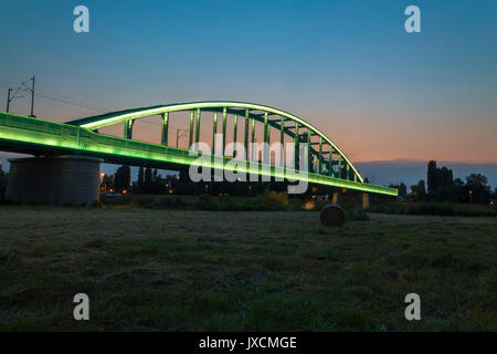 Treno illuminato ponte sul fiume Sava a Zagabria Foto Stock