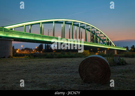 Treno illuminato ponte sul fiume Sava a Zagabria Foto Stock