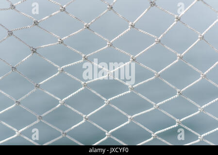 Un materiale net che è una decorazione su uno yacht, l'esecuzione di funzioni di protezione. Texture di sfondo o. Foto Stock