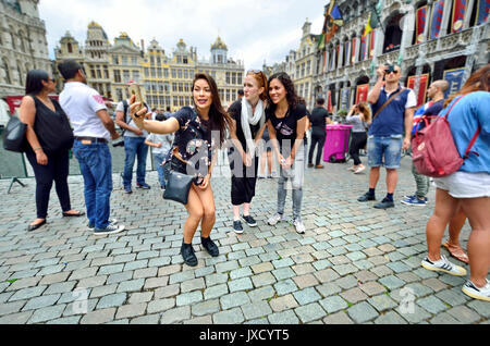 Bruxelles, Belgio. I turisti che posano per una selfie nella Grand Place Foto Stock