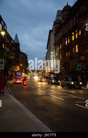 Traffico di sera su un nuvoloso crepuscolo serale con il Palace Theatre su Shaftesbury Avenue, Londra. Foto Stock