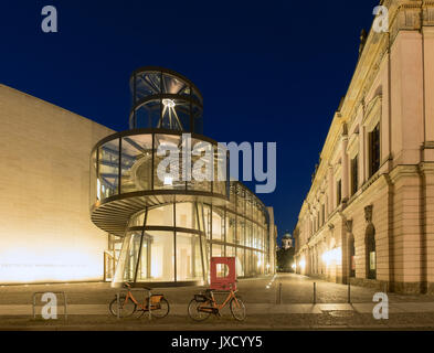 Vista notturna di IM Pei la moderna estensione per la storia tedesca ( museo Deutsches Historisches Museum di Berlino, Germania Foto Stock