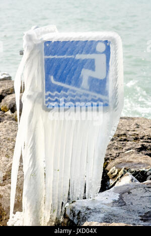 Il vento e le temperature molto basse ha creato un paradiso per gli sport invernali sul Lago di Ginevra, Ginevra, Svizzera Foto Stock