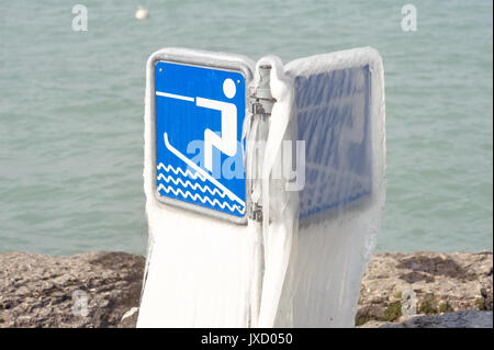 Il vento e le temperature molto basse ha creato un paradiso per gli sport invernali sul Lago di Ginevra, Ginevra, Svizzera Foto Stock