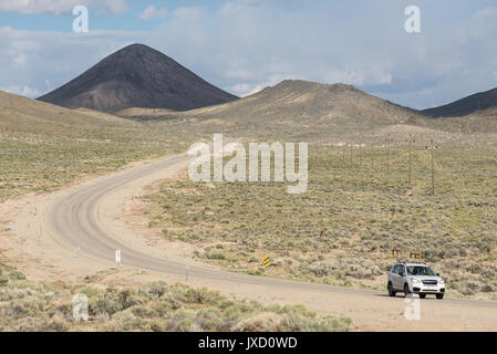 Di seguito auto Saulsbury Vertice sulla Highway 6 in Nevada. Foto Stock