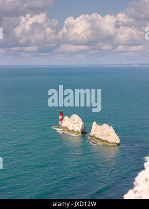 La linea di costa in corrispondenza degli aghi bellezza posto sulla isola di Wight. Foto Stock