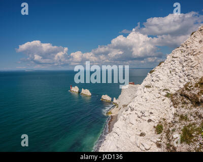 La linea di costa in corrispondenza degli aghi bellezza posto sulla isola di Wight. Foto Stock