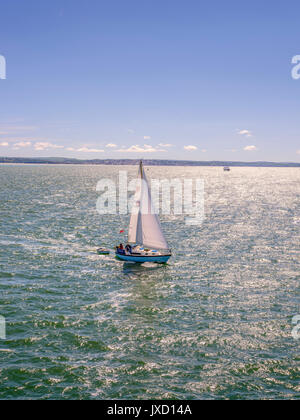 Uno yacht a vela nel Solent fuori Ryde verso il porto di Portsmouth. Foto Stock