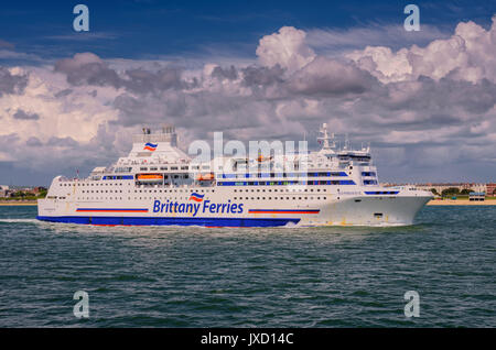 Brittany Ferries - Normandie lasciando il porto di Portsmouth legato per la Francia. Foto Stock