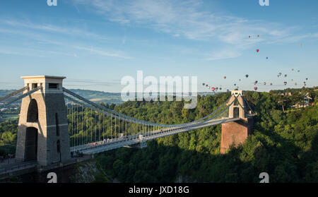 Palloncini ascendere al Bristol International Balloon Fiesta Foto Stock