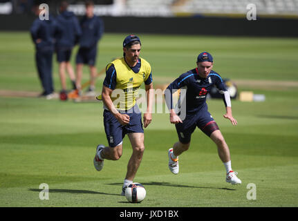 L'Inghilterra del Alastair Cook gioca a calcio con Mason gru (a destra) durante la sessione di reti a Edgbaston, Birmingham. Foto Stock