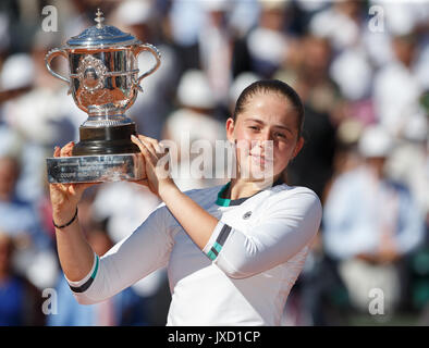 JELENA OSTAPENKO (LAT) vincitore degli Open di Francia 2017 tenendo il trofeo. Foto Stock