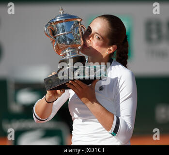 JELENA OSTAPENKO (LAT) vincitore degli Open di Francia 2017 baciare il trofeo. Foto Stock