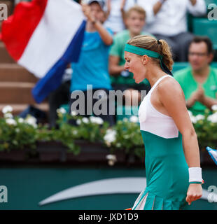 KRISTINA MLADENOVIC (FRA) per celebrare la sua vittoria all'aperto francese 2017 Foto Stock
