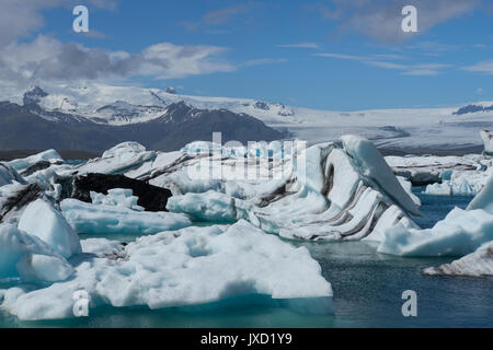 Islanda - giganti blu Iceberg e floes di fronte del ghiacciaio montagne Foto Stock