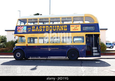 Conserve di Eastbourne Corporation AEC Regent double deck bus del sistema AHC 442 visto su una visita a Southsea. Foto Stock