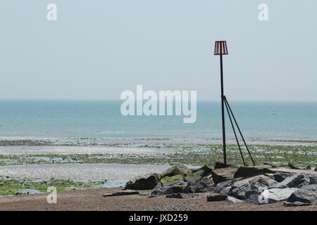 Una spiaggia deserta con la marea out Foto Stock