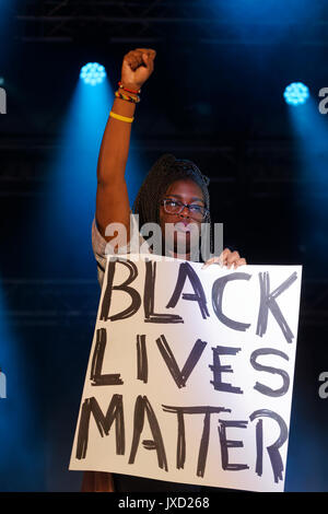 Montreal, Canada 14/08/2017 . Una giovane donna nera contiene un nero vive questione segno sul palco dell'eccellenza QTBIPOC show tenutosi durante l orgoglio di Montreal W Foto Stock