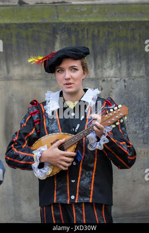 Un attore shakespeariano giocando un liuto nel periodo abito a Edinburgh Festival Fringe Foto Stock