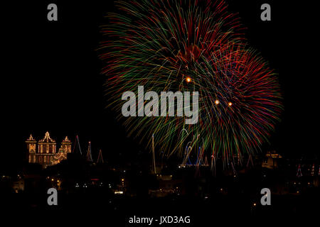 Pirotecnica display per la festa di Nostra Signora, celebrata il 15 agosto in molti villaggi di Malta. Questo è lo spettacolo di fuochi d'artificio a Qrendi. Foto Stock