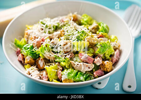 Pollo insalata caesar con pancetta, parmigiano e crostini alle erbe Foto Stock