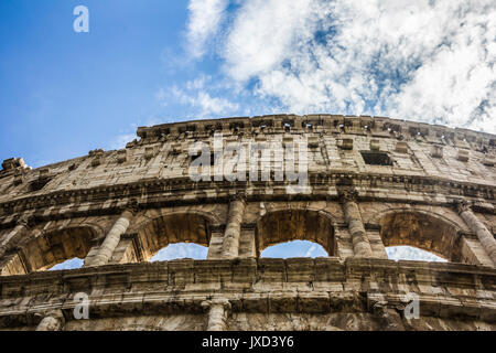 Vista ravvicinata di antichi archi del Colosseo a Roma Italia Foto Stock