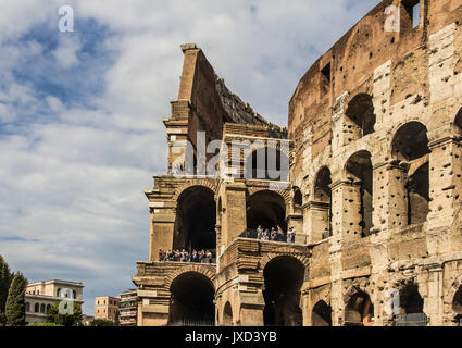 Vista ravvicinata di antichi archi del Colosseo a Roma Italia Foto Stock