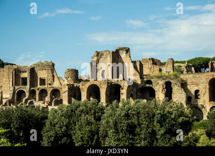 I resti delle antiche Terme di Caracalla a Roma, Italia Foto Stock