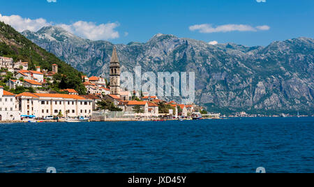 Il campanile della chiesa di St Nicholas e il villaggio di Perast in Montenegro Foto Stock