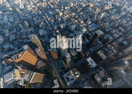 Pomeriggio nebuloso vista aerea di Bunker Hill torri nel centro urbano di Los Angeles, California. Foto Stock