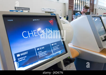 Delta Air Lines verificare nei chioschi all'Aeroporto Internazionale Hartsfield-Jackson di Atlanta a Atlanta, Georgia, Stati Uniti d'America. Foto Stock