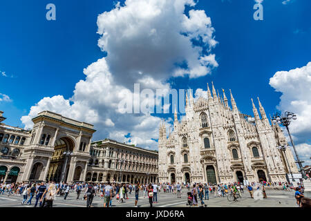 Vista del duomo di Milano e Piazza del Duomo (piazza del Duomo) e la Galleria di Vittorio Emanuele II, con turisti, Milano, Italia Foto Stock