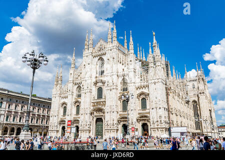 Vista del Duomo di Milano su una bella giornata, Milano, Italia Foto Stock