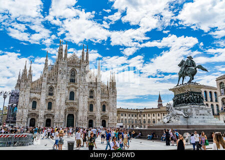 Vista del duomo di Milano e Piazza del Duomo (piazza del Duomo) e la statua di Vittorio Emanuele II, con turiste, Milano, Italia Foto Stock