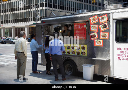 Carrello alimentare sulla 6th Avenue in Midtown Manhattan - New York - USA Foto Stock