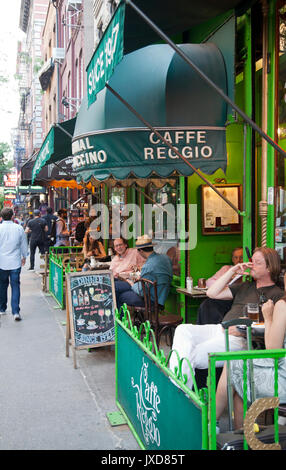 McDougal Street off washington Sq con ristoranti a New York - USA Foto Stock