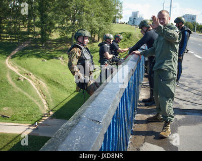 I soldati sono addestrati per passare dal ponte. Essi utilizzano attrezzature speciali per questo. Foto Stock