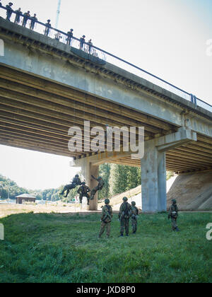 I soldati sono addestrati per passare dal ponte. Essi utilizzano attrezzature speciali per questo. Foto Stock