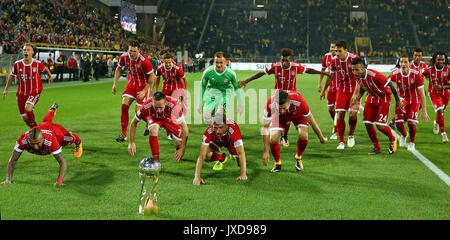 05.08.2017, DFL Supercup 2017, Borussia Dortmund - FC Bayern München, im Signal Iduna Park di Dortmund. Sieger Bayern München feiert mit dem Pokal foto: Cronos/MIS Foto Stock