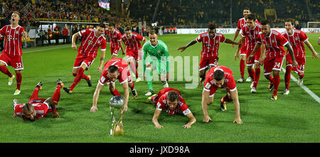 05.08.2017, DFL Supercup 2017, Borussia Dortmund - FC Bayern München, im Signal Iduna Park di Dortmund. Sieger Bayern München feiert mit dem Pokal foto: Cronos/MIS Foto Stock