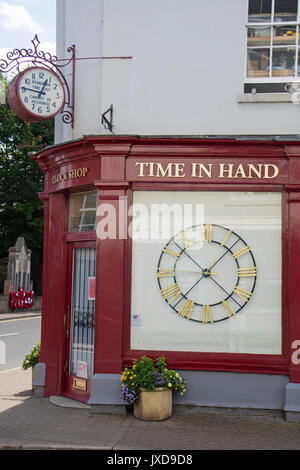 Il tempo in mano orologio antico negozio in Cotswold città mercato di Shipston on Stour, Warwickshire, Inghilterra, Regno Unito Foto Stock