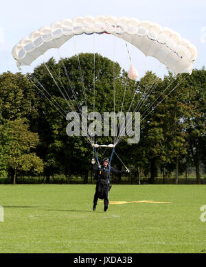 Sqn Ldr, Ruairidh Jackson con la regina della bacchetta a RAF Brize Norton, Carterton. Foto Stock