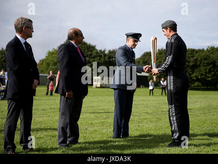 Sqn Ldr Ruairidh Jackson (a destra) passa il testimone oltre a comandare ufficio operazioni di Ala, Wing Commander Nick Worrall durante la Queen's Baton relè a RAF Brize Norton, Carterton. Foto Stock