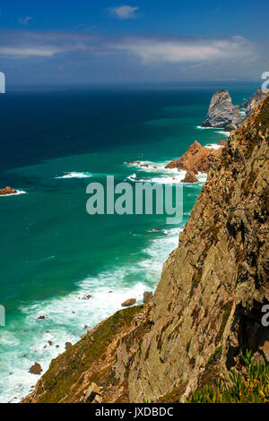 Vista dell'Oceano Atlantico da Cape Roca, Portogallo. Rocce sulla costa Foto Stock