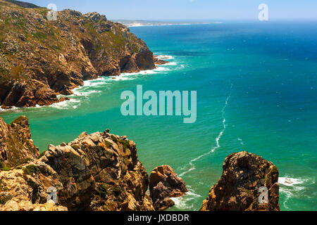 Vista dell'Oceano Atlantico da Cape Roca, Portogallo. Rocce sulla costa Foto Stock