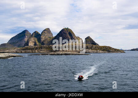 G avventure i passeggeri di crociera in zodiac vela leggera da Sanna isola, Traena, Nordland county, Norvegia e Scandinavia Foto Stock