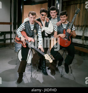 JOHNNY KIDD e pirati UK gruppo pop su Pronto,costante,Go ! Nel 1963. Da sinistra: Johnny Spencer, Johnny Kidd, John Weider, Frank Farley. Foto: Tony Gale Foto Stock